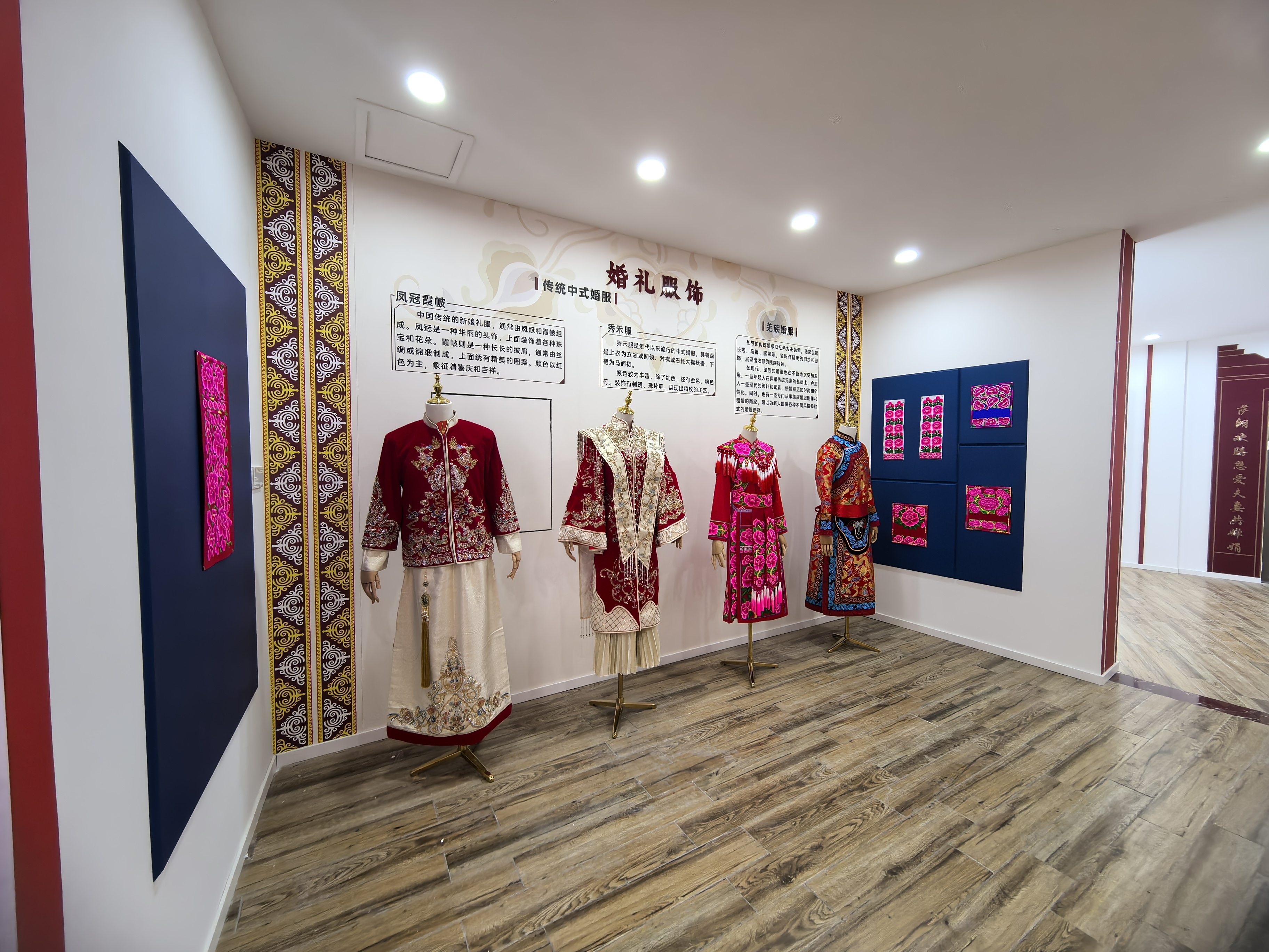 婚礼服饰展区,凤冠霞帔、秀禾服、羌族嫁衣同台展示,配以文字说明