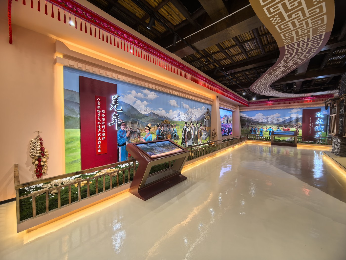 传习中心国家级非遗场景展区：羌年与瓦尔俄足立体场景复原，结合通史画墙、展示台与民俗装饰