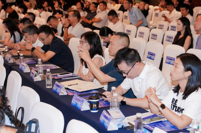 建圈强链融资对接会现场嘉宾席，政企金三方代表认真听取路演，墨客文化负责现场统筹与流程把控